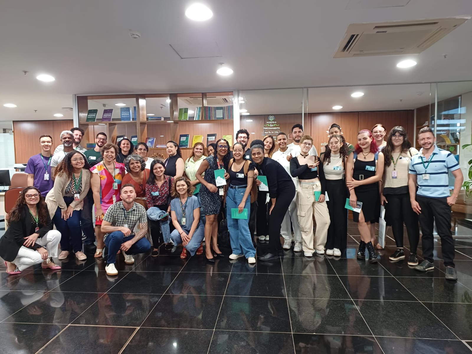 Turma de Arquivologia da UnB e equipe da Câmara dos Deputados durante visita técnica