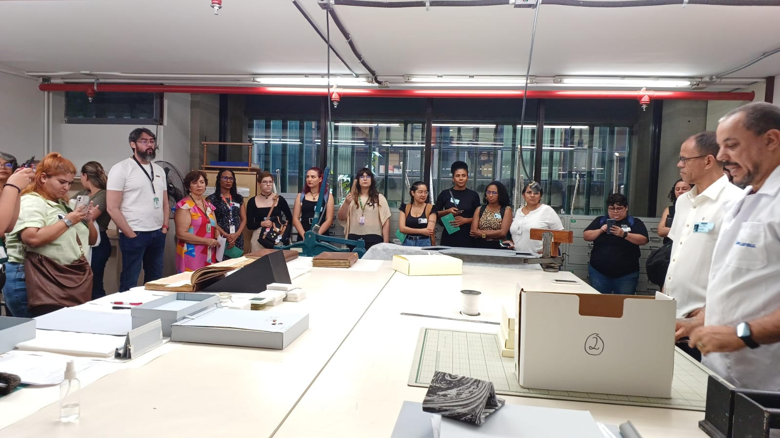 Estudantes acompanham explicação sobre conservação de documentos na Câmara dos Deputados