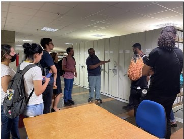 Estudantes acompanham explicação sobre o Arquivo Central da Embrapa