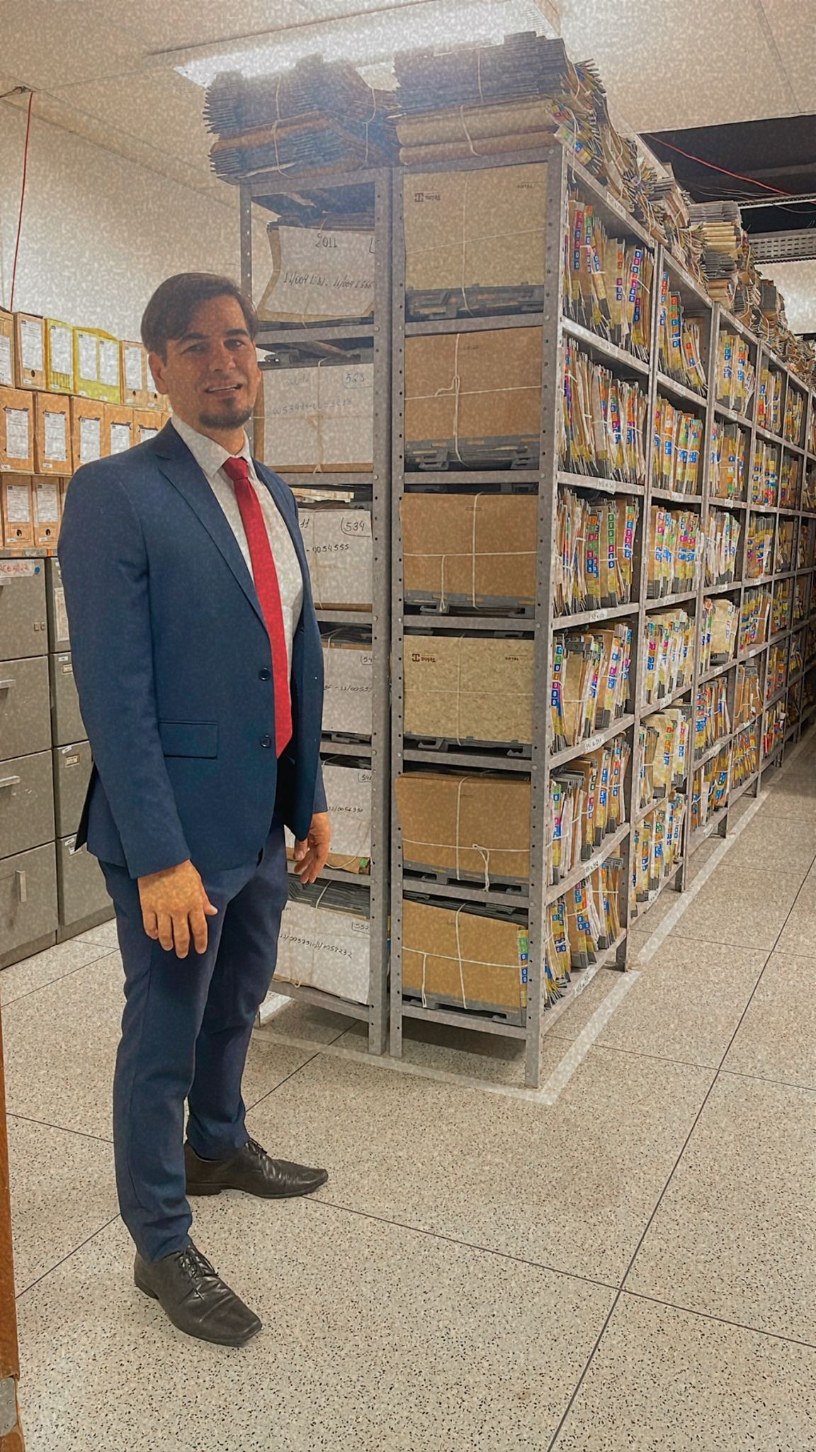 Diretor do Arquivo Central junto ao acervo institucional